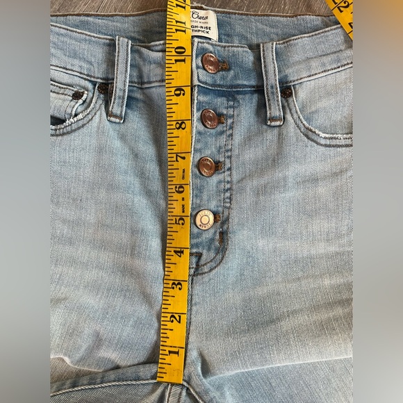 J. Crew 9" High Rise Toothpick Raw Hem Skinny Jean in a Light Wash. Size 30 - Picture 11 of 12